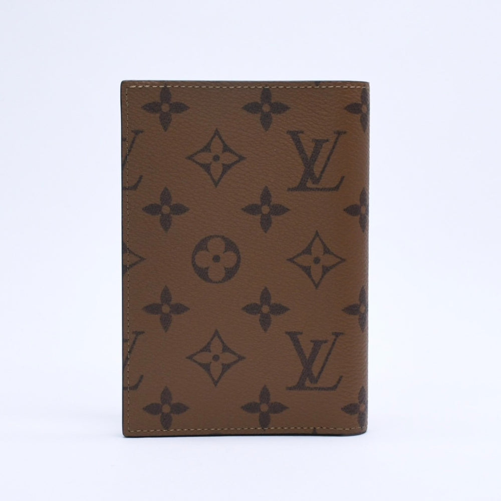 新品同様品 LOUIS VUITTON ルイヴィトン パスポートケース パスポートカバー クーヴェルテュール モノグラムキャンバス モノグラムリバース M26571 ブラウン 中古 4a004623