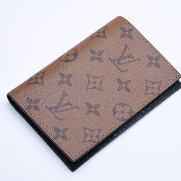 Like new LOUIS VUITTON Passport case Passport cover Couverture Monogram Canvas Monogram Reverse M26571 Brown Used 4a004623