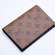 画像をギャラリービューアに読み込む, 新品同様品 LOUIS VUITTON ルイヴィトン パスポートケース パスポートカバー クーヴェルテュール モノグラムキャンバス モノグラムリバース M26571 ブラウン 中古 4a004623