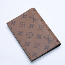画像をギャラリービューアに読み込む, 新品同様品 LOUIS VUITTON ルイヴィトン パスポートケース パスポートカバー クーヴェルテュール モノグラムキャンバス モノグラムリバース M26571 ブラウン 中古 4a004623