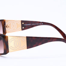 画像をギャラリービューアに読み込む, 極美品 CHANEL シャネル Sunglasses サングラス ココマーク パンチング ブラウン ゴールド 63◻︎15 125 5118 中古 4a004487