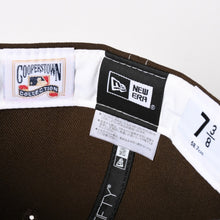 Load image into Gallery viewer, 極美品 NEW ERA ニューエラ LAロゴ ブラウン ココア ホワイト キャップ 帽子 サイズ7 8/3 中古 4a004493