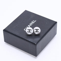 Very good condition CHANEL button earrings silver here mark mirror weight approx. 4.15g 08V engraved silver used 4a004562