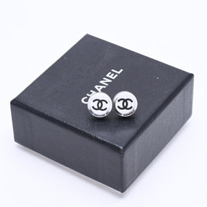 Very good condition CHANEL button earrings silver here mark mirror weight approx. 4.15g 08V engraved silver used 4a004562