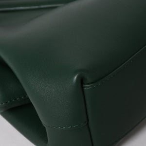 極美品 BOTTEGA VENETA ボッテガヴェネタ トライアングル ポイント スモール ショルダーバッグ グリーン 658476 中古 4a004587