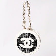 画像をギャラリービューアに読み込む, 新品同様品 CHANEL シャネル ラウンドチェーンポーチ ココマーク ランダム番台 ブラック ホワイト ツイード レザー シルバー金具 中古 4a004469