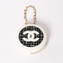 画像をギャラリービューアに読み込む, 新品同様品 CHANEL シャネル ラウンドチェーンポーチ ココマーク ランダム番台 ブラック ホワイト ツイード レザー シルバー金具 中古 4a004469