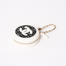 画像をギャラリービューアに読み込む, 新品同様品 CHANEL シャネル ラウンドチェーンポーチ ココマーク ランダム番台 ブラック ホワイト ツイード レザー シルバー金具 中古 4a004469