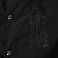 画像をギャラリービューアに読み込む, 極美品 CHROME HEARTS クロムハーツ リギンス ファブリック ナイロンコーチジャケット オールドイングリッシュフォント ブラック RS3 クロスボールボタン ドローコード シルバー925 Mサイズ 中古 4a004637