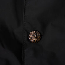画像をギャラリービューアに読み込む, 極美品 CHROME HEARTS クロムハーツ リギンス ファブリック ナイロンコーチジャケット オールドイングリッシュフォント ブラック RS3 クロスボールボタン ドローコード シルバー925 Mサイズ 中古 4a004637