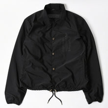 画像をギャラリービューアに読み込む, 極美品 CHROME HEARTS クロムハーツ リギンス ファブリック ナイロンコーチジャケット オールドイングリッシュフォント ブラック RS3 クロスボールボタン ドローコード シルバー925 Mサイズ 中古 4a004637