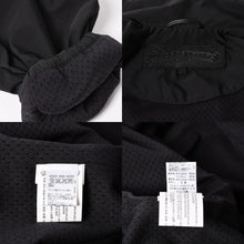 画像をギャラリービューアに読み込む, 極美品 CHROME HEARTS クロムハーツ リギンス ファブリック ナイロンコーチジャケット オールドイングリッシュフォント ブラック RS3 クロスボールボタン ドローコード シルバー925 Mサイズ 中古 4a004637