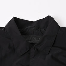 画像をギャラリービューアに読み込む, 極美品 CHROME HEARTS クロムハーツ リギンス ファブリック ナイロンコーチジャケット オールドイングリッシュフォント ブラック RS3 クロスボールボタン ドローコード シルバー925 Mサイズ 中古 4a004637