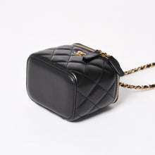 画像をギャラリービューアに読み込む, CHANEL シャネル マトラッセ ミニバニティケース チェーンショルダーバッグ 31番台 ココマーク ココボール パールクラッシュ ラムスキン ブラック ゴールド金具 美品 中古 4a004993