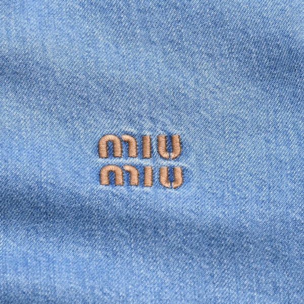 極美品 MIUMIU ミュウミュウ ライトブルーデニムシャツ 63185 ロゴ刺繍 AMM1 2024 621 ブルー ブラウン サイズ36 中古 63185