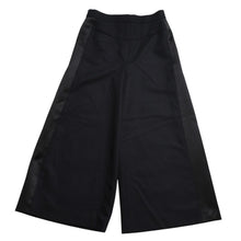 Load image into Gallery viewer, 極美品 CHANEL シャネル ハイウエスト マリンパンツ P59101V38602 セーラーパンツ マリンスタイル ココマーク ネイビー ブラック 40サイズ サテン切替 ボトムス 中古 4a004704