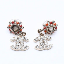 Load image into Gallery viewer, 極美品 CHANEL シャネル ココマーク ピアス アクセサリー 06P GP ラインストーン ストーン ゴールド 重量5.99g 中古 4a004631