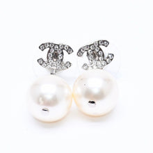 画像をギャラリービューアに読み込む, 極美品 CHANEL シャネル ココマーク ピアス アクセサリー B14V GP ラインストーン パール シルバー 重量6.61g 中古 4a004592