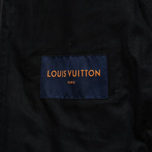 Load image into Gallery viewer, LOUIS VUITTON ルイヴィトン ブラックレザー トラッカージャケット HHL44EQXS 3rdタイプ ブラック 50サイズ シルバー金具 美品 中古 4a003314