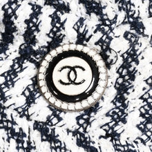 画像をギャラリービューアに読み込む, 極美品 CHANEL シャネル ストライプ柄ツイード ステンカラーコート P53429V31165 ココマークボタン 七分袖 ホワイト ブラック アウター ブラックメタル金具 中古 4a004713