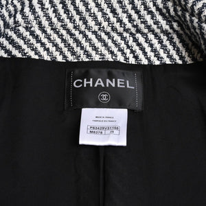 Very Good Condition CHANEL Striped Tweed Stainless Steel Collar Coat P53429V31165 Here Mark Button 3/4 Sleeve White Black Outerwear Black Metal Hardware Used 4a004713
