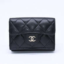 Load image into Gallery viewer, CHANEL シャネル コンパクトウォレット 三つ折り財布 ランダム番台 ココマーク キャビアスキン ブラック ゴールド金具 美品 中古 4a004625
