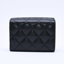 Load image into Gallery viewer, CHANEL シャネル コンパクトウォレット 三つ折り財布 ランダム番台 ココマーク キャビアスキン ブラック ゴールド金具 美品 中古 4a004625