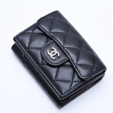 Load image into Gallery viewer, CHANEL シャネル コンパクトウォレット 三つ折り財布 ランダム番台 ココマーク キャビアスキン ブラック ゴールド金具 美品 中古 4a004625
