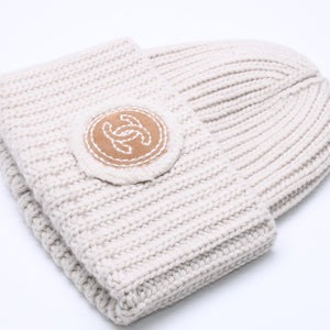 新品未使用 CHANEL シャネル ビーニー ニットキャップ ココマーク パッチ スウェード シアリング ウール カシミヤ ベージュ 中古 4a004758