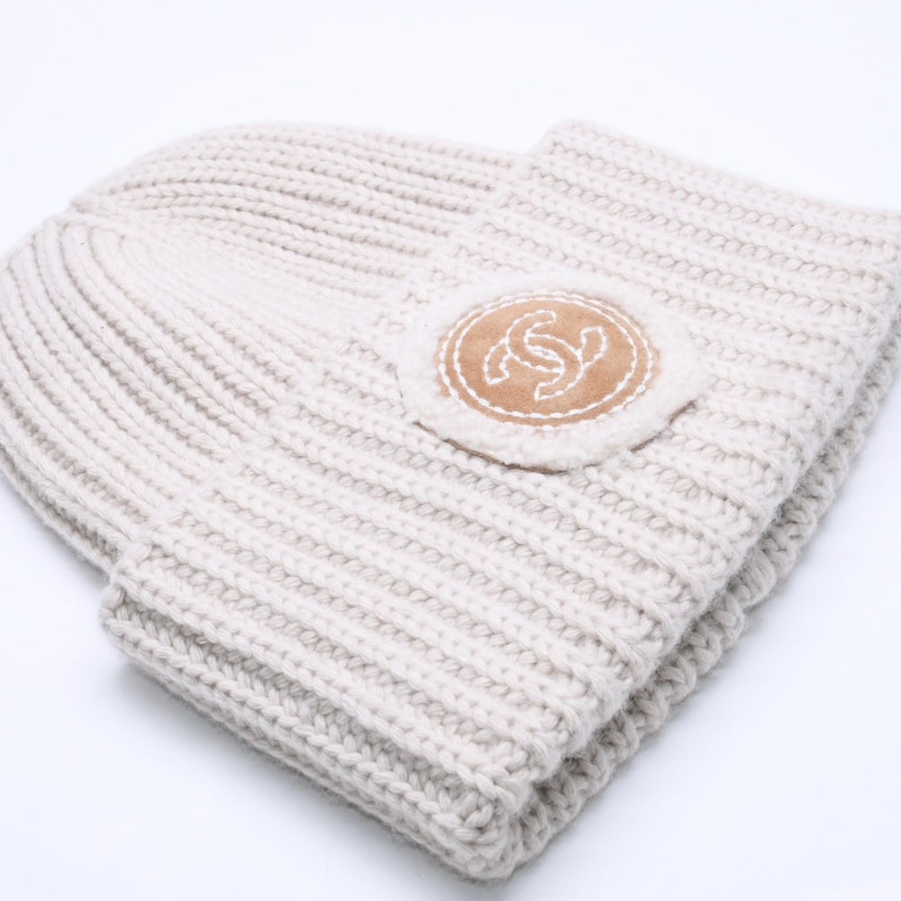 新品未使用 CHANEL シャネル ビーニー ニットキャップ ココマーク パッチ スウェード シアリング ウール カシミヤ ベージュ 中古 4a004758