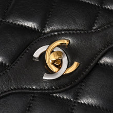 Load image into Gallery viewer, 極美品 CHANEL シャネル マトラッセ28 Wフラップ Wチェーンショルダーバッグ 2番台 パリ限定 ココマーク ラムスキン ブラック 中古 4a004748
