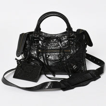 Load image into Gallery viewer, 極美品 BALENCIAGA バレンシアガ クラシック ミニ シティ 2WAY ショルダーバッグ 300295 ロゴ ブラック マットブラック金具 中古 4a004502