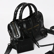 Load image into Gallery viewer, 極美品 BALENCIAGA バレンシアガ クラシック ミニ シティ 2WAY ショルダーバッグ 300295 ロゴ ブラック マットブラック金具 中古 4a004502
