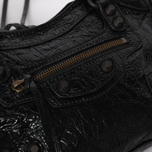 Load image into Gallery viewer, 極美品 BALENCIAGA バレンシアガ クラシック ミニ シティ 2WAY ショルダーバッグ 300295 ロゴ ブラック マットブラック金具 中古 4a004502