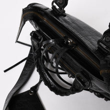 Load image into Gallery viewer, 極美品 BALENCIAGA バレンシアガ クラシック ミニ シティ 2WAY ショルダーバッグ 300295 ロゴ ブラック マットブラック金具 中古 4a004502
