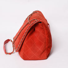 Load image into Gallery viewer, CHANEL シャネル × Pharrell Williams ファレル ウィリアムス マトラッセ XXL チェーンショルダーバッグ 27番台 ココマーク 美品 中古 4a004779CHANEL シャネル × Pharrell Williams ファレル ウィリアムス マトラッセ XXL チェーンショルダーバッグ 27番台 ココマーク 美品 中古 4a004779