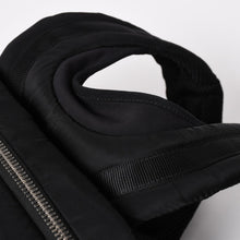 Load image into Gallery viewer, 極美品 PRADA プラダ TESSUTO POCKET ナイロン バックパック リュック ボディバッグ 2VZ044 ブラック カーキ ラバーロゴ テスートナイロン シルバー金具 中古 4a004772