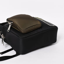 Load image into Gallery viewer, 極美品 PRADA プラダ TESSUTO POCKET ナイロン バックパック リュック ボディバッグ 2VZ044 ブラック カーキ ラバーロゴ テスートナイロン シルバー金具 中古 4a004772