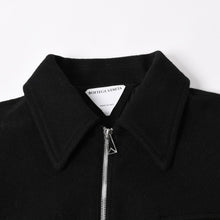 Load image into Gallery viewer, 極美品 BOTTEGAVENETA ボッテガヴェネタ ウールジャケット クロップド ジップアップ 646907 V0AW0 ブラック シルバー金具 中古 4a004823