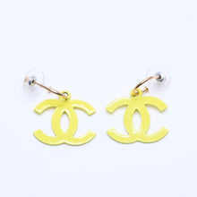 Load image into Gallery viewer, 極美品 CHANEL シャネル ココマーク ピアス イヤリング イエロー 黄色 ゴールド金具 03S刻印 重量約5.94g 中古 4a004555