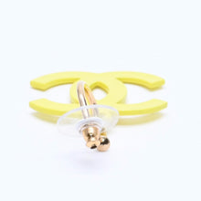 Load image into Gallery viewer, 極美品 CHANEL シャネル ココマーク ピアス イヤリング イエロー 黄色 ゴールド金具 03S刻印 重量約5.94g 中古 4a004555