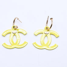 Load image into Gallery viewer, 極美品 CHANEL シャネル ココマーク ピアス イヤリング イエロー 黄色 ゴールド金具 03S刻印 重量約5.94g 中古 4a004555