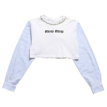 画像をギャラリービューアに読み込む, 極美品 MIU MIU ミュウミュウ クリスタル クロップド ロングスリーブ Tシャツ MJL816 ストライプ ポプリンシャツ ラインストーン フェイクパール エンブロイダリーロゴ ホワイト ライトブルー XSサイズ 中古 4a004813