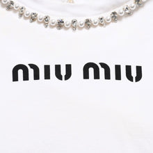 画像をギャラリービューアに読み込む, 極美品 MIU MIU ミュウミュウ クリスタル クロップド ロングスリーブ Tシャツ MJL816 ストライプ ポプリンシャツ ラインストーン フェイクパール エンブロイダリーロゴ ホワイト ライトブルー XSサイズ 中古 4a004813