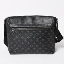 Load image into Gallery viewer, 極美品 LOUIS VUITTON ルイヴィトン ディストリクトMM モノグラムエクリプス M44001 ショルダーバッグ ブラック 中古 4a004841