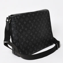 Load image into Gallery viewer, 極美品 LOUIS VUITTON ルイヴィトン ディストリクトMM モノグラムエクリプス M44001 ショルダーバッグ ブラック 中古 4a004841