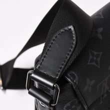 Load image into Gallery viewer, 極美品 LOUIS VUITTON ルイヴィトン ディストリクトMM モノグラムエクリプス M44001 ショルダーバッグ ブラック 中古 4a004841