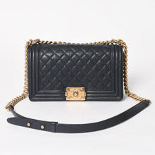 画像をギャラリービューアに読み込む, 極美品 CHANEL シャネル ボーイシャネル チェーンショルダーバッグ A67086 27番台 キャビアアスキン ココマーク ネイビー ゴールド金具 中古 4a005902