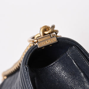 極美品 CHANEL シャネル ボーイシャネル チェーンショルダーバッグ A67086 27番台 キャビアアスキン ココマーク ネイビー ゴールド金具 中古 4a005902