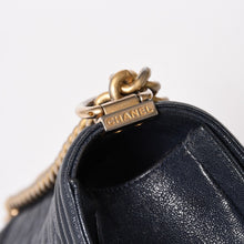 画像をギャラリービューアに読み込む, 極美品 CHANEL シャネル ボーイシャネル チェーンショルダーバッグ A67086 27番台 キャビアアスキン ココマーク ネイビー ゴールド金具 中古 4a005902